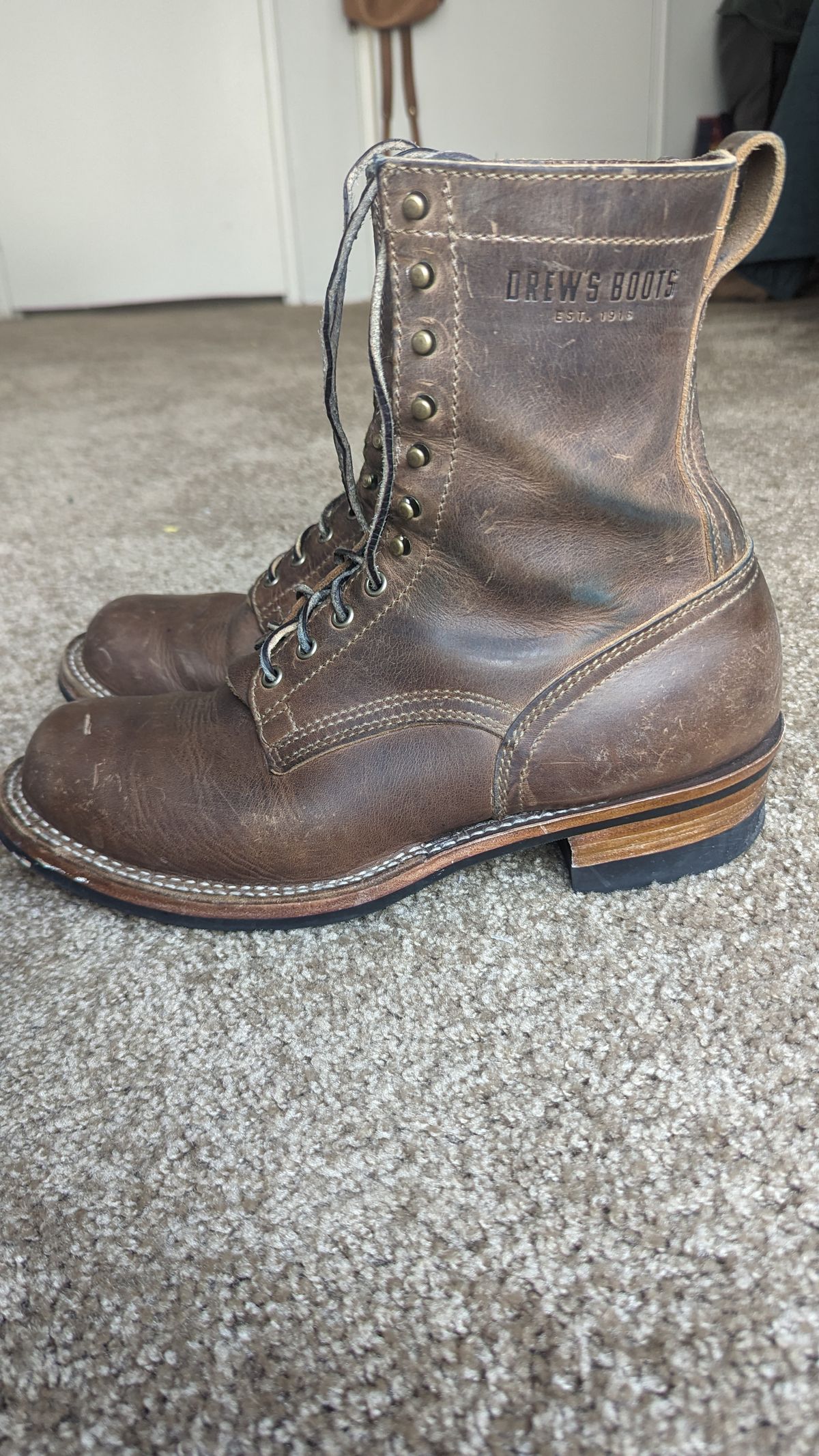 Photo by OnMyFeet on February 3, 2024 of the Drew's Boots 8-Inch Logger in Rowdy Smooth.