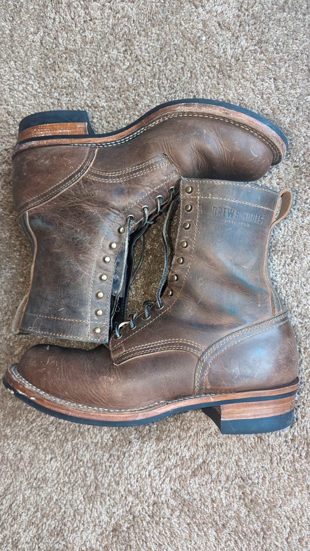 Photo by OnMyFeet on February 3, 2024 of the Drew's Boots 8-Inch Logger in Rowdy Smooth.