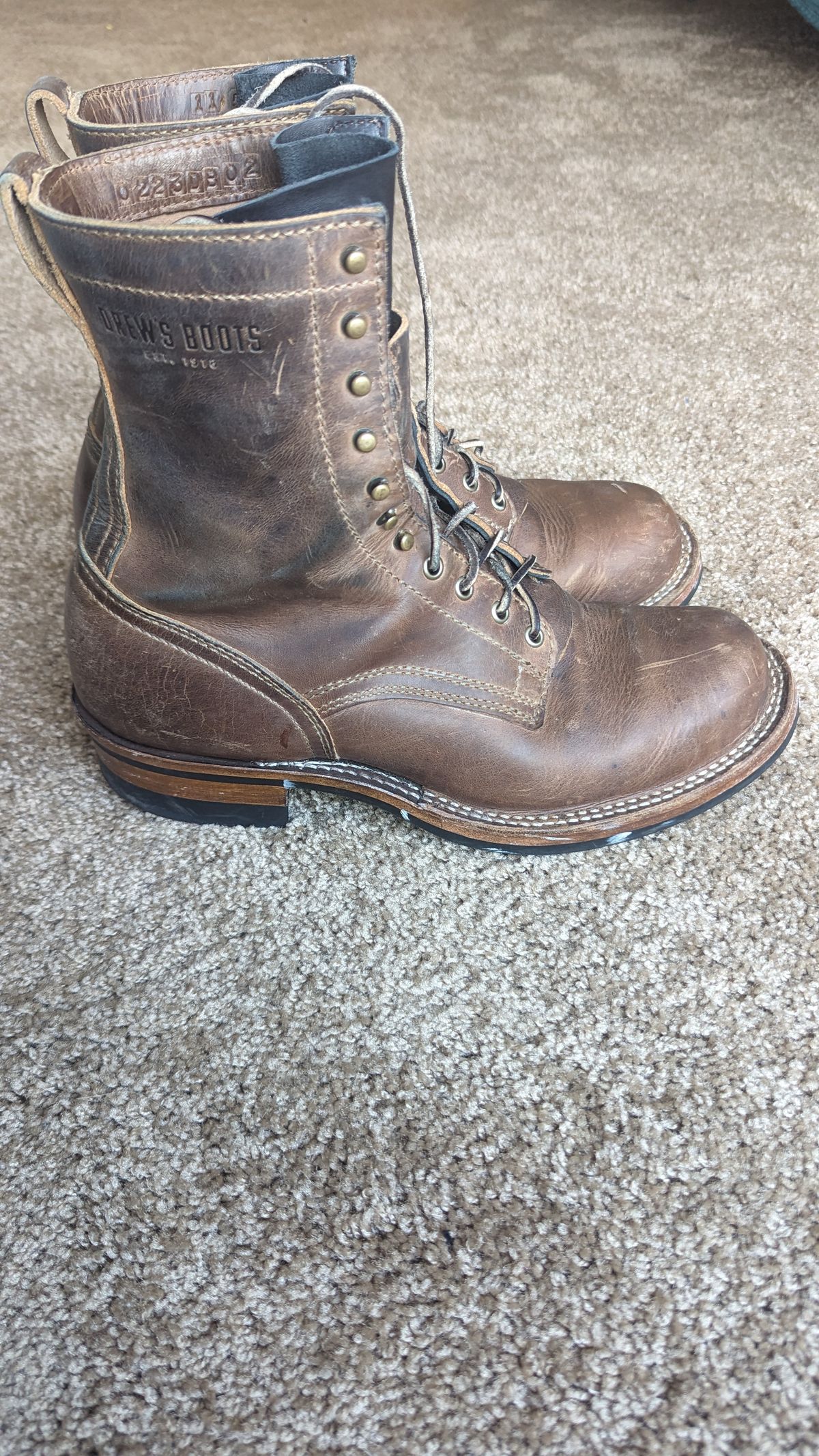 Photo by OnMyFeet on February 3, 2024 of the Drew's Boots 8-Inch Logger in Rowdy Smooth.