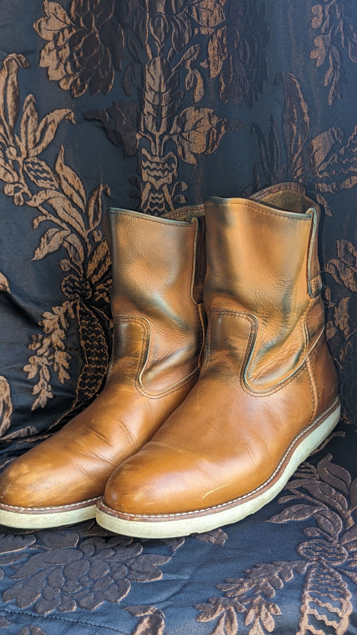 Photo by OnMyFeet on January 5, 2024 of the Red Wing Pecos in Unknown Leather.