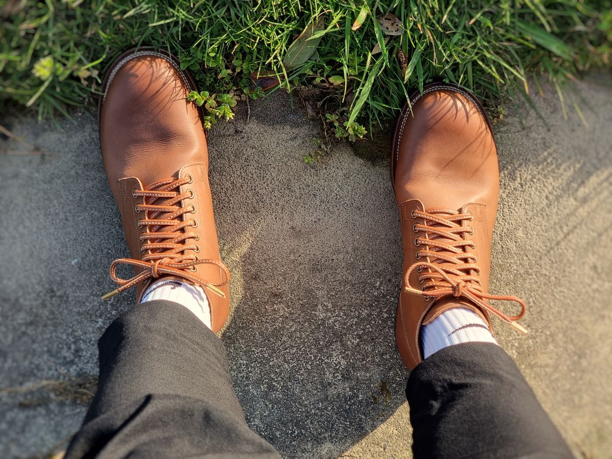 Photo by chrisunfocused on October 1, 2023 of the Viberg Service Boot in Tempesti Elbamatt Mogano Liscio.
