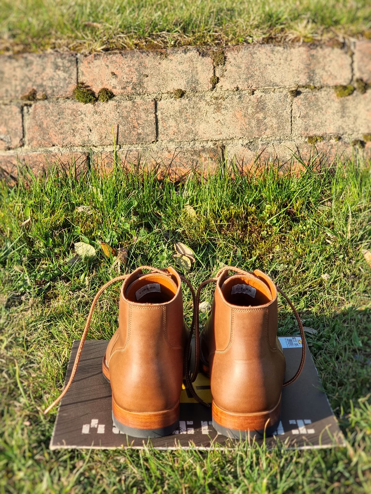 Photo by chrisunfocused on October 1, 2023 of the Viberg Service Boot in Tempesti Elbamatt Mogano Liscio.
