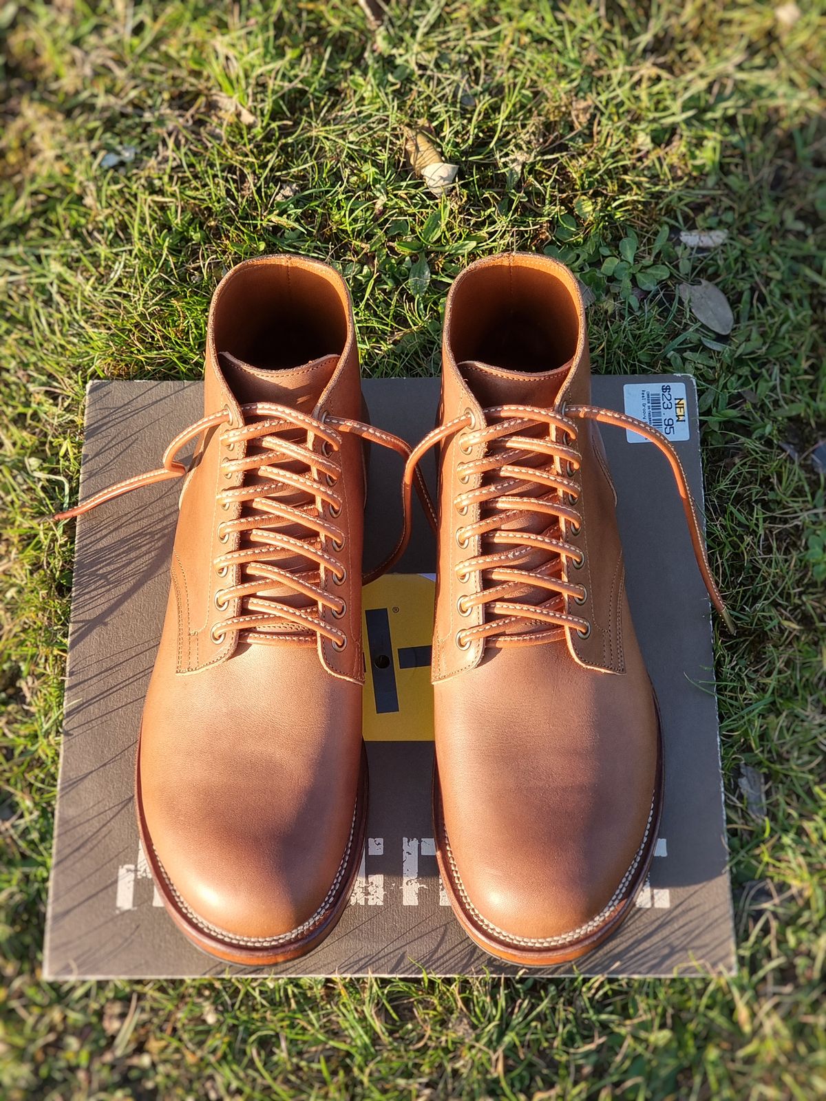 Photo by chrisunfocused on October 1, 2023 of the Viberg Service Boot in Tempesti Elbamatt Mogano Liscio.