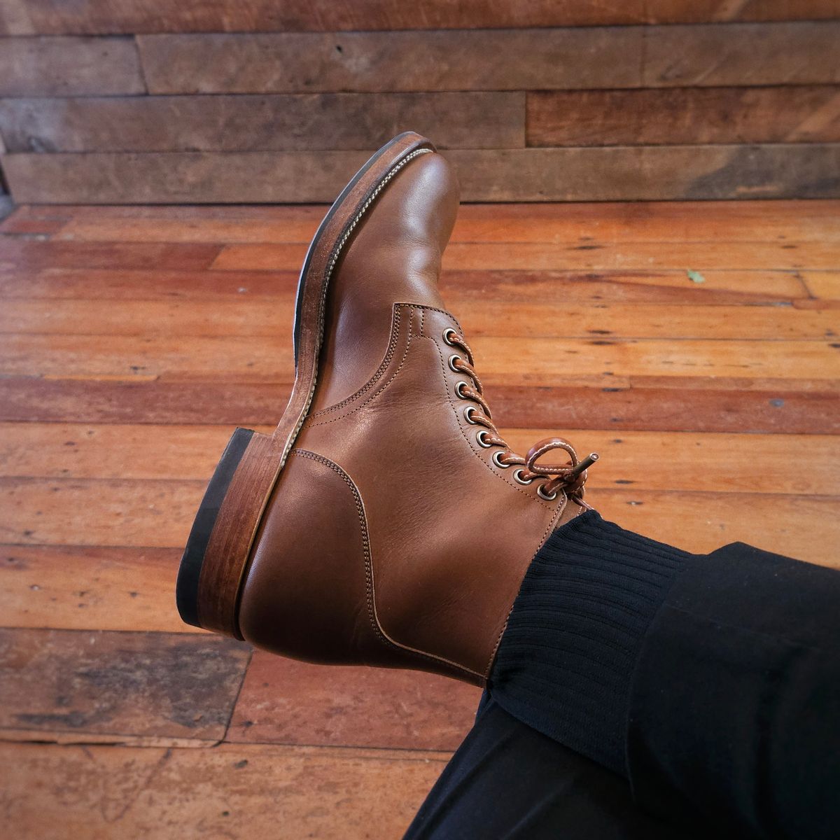 Photo by chrisunfocused on October 10, 2023 of the Viberg Service Boot in Tempesti Elbamatt Mogano Liscio.