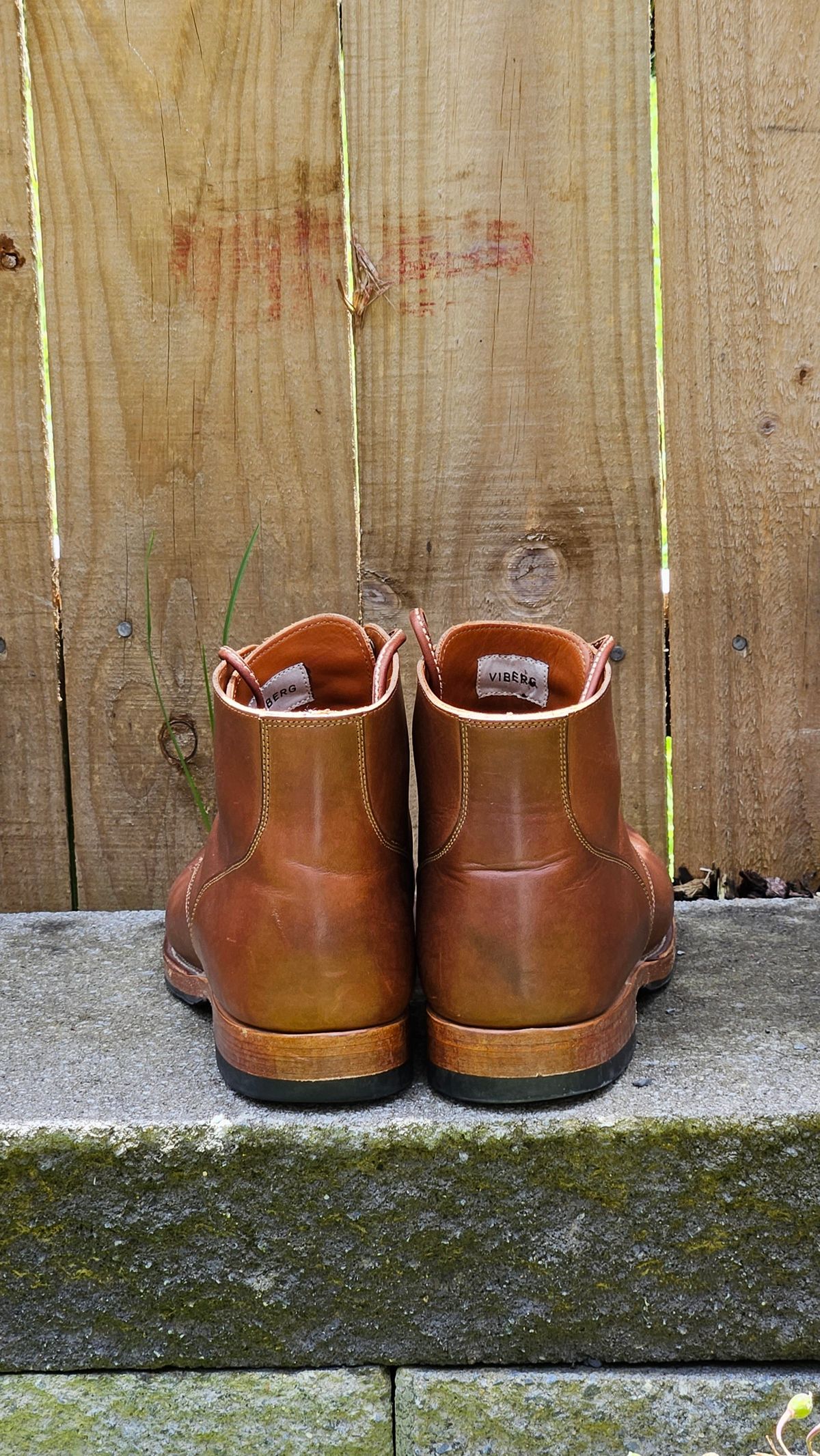 Photo by chrisunfocused on December 6, 2023 of the Viberg Service Boot in Tempesti Elbamatt Mogano Liscio.