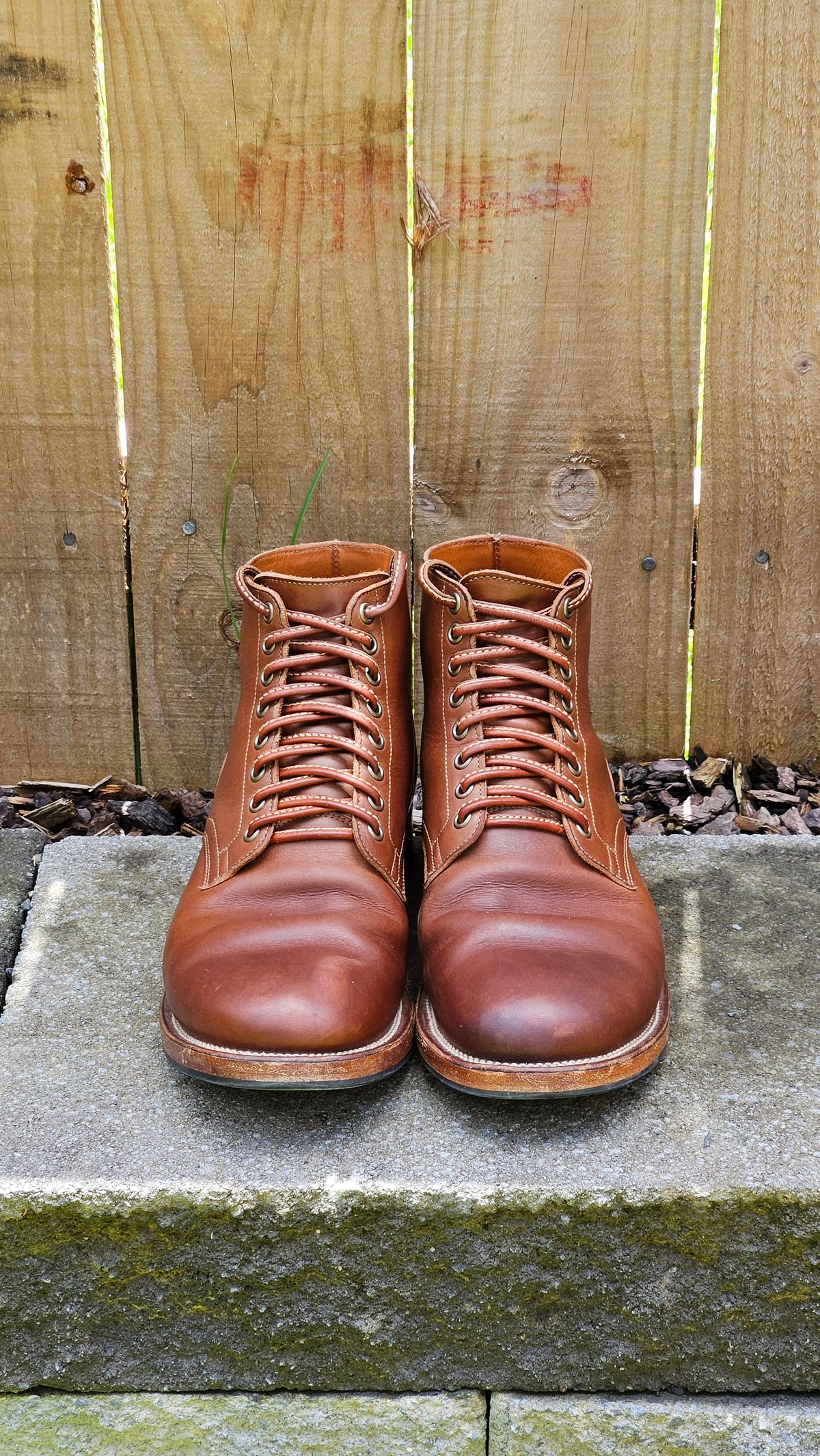 Photo by chrisunfocused on December 6, 2023 of the Viberg Service Boot in Tempesti Elbamatt Mogano Liscio.