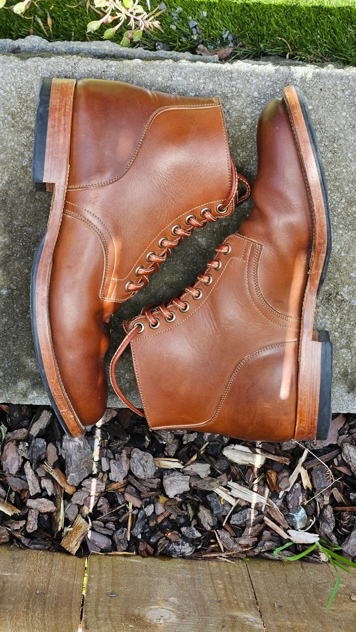 Photo by chrisunfocused on December 6, 2023 of the Viberg Service Boot in Tempesti Elbamatt Mogano Liscio.