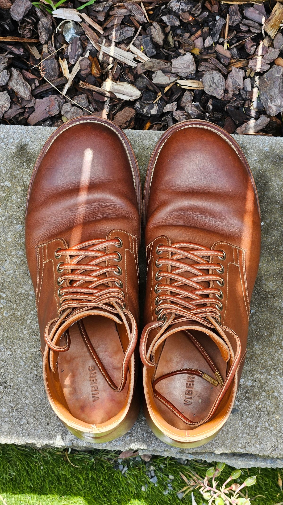 Photo by chrisunfocused on December 6, 2023 of the Viberg Service Boot in Tempesti Elbamatt Mogano Liscio.