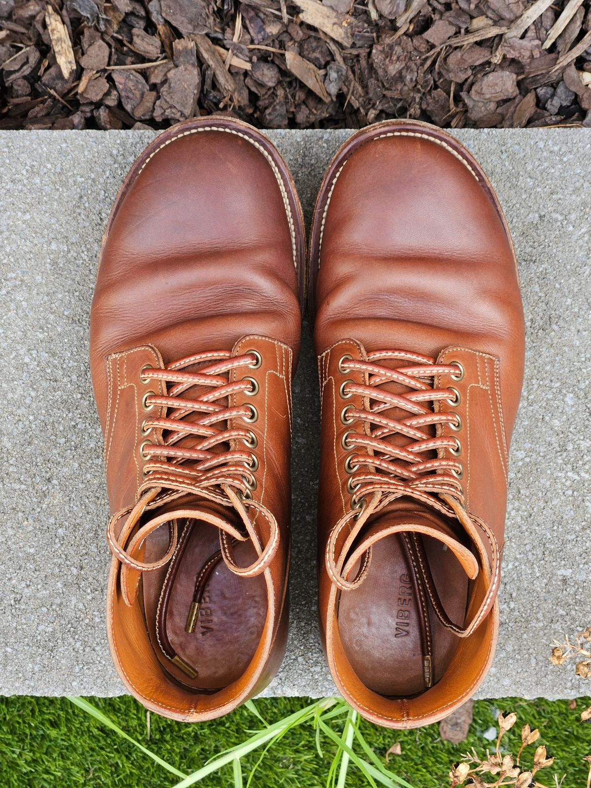 Photo by chrisunfocused on February 3, 2024 of the Viberg Service Boot in Tempesti Elbamatt Mogano Liscio.