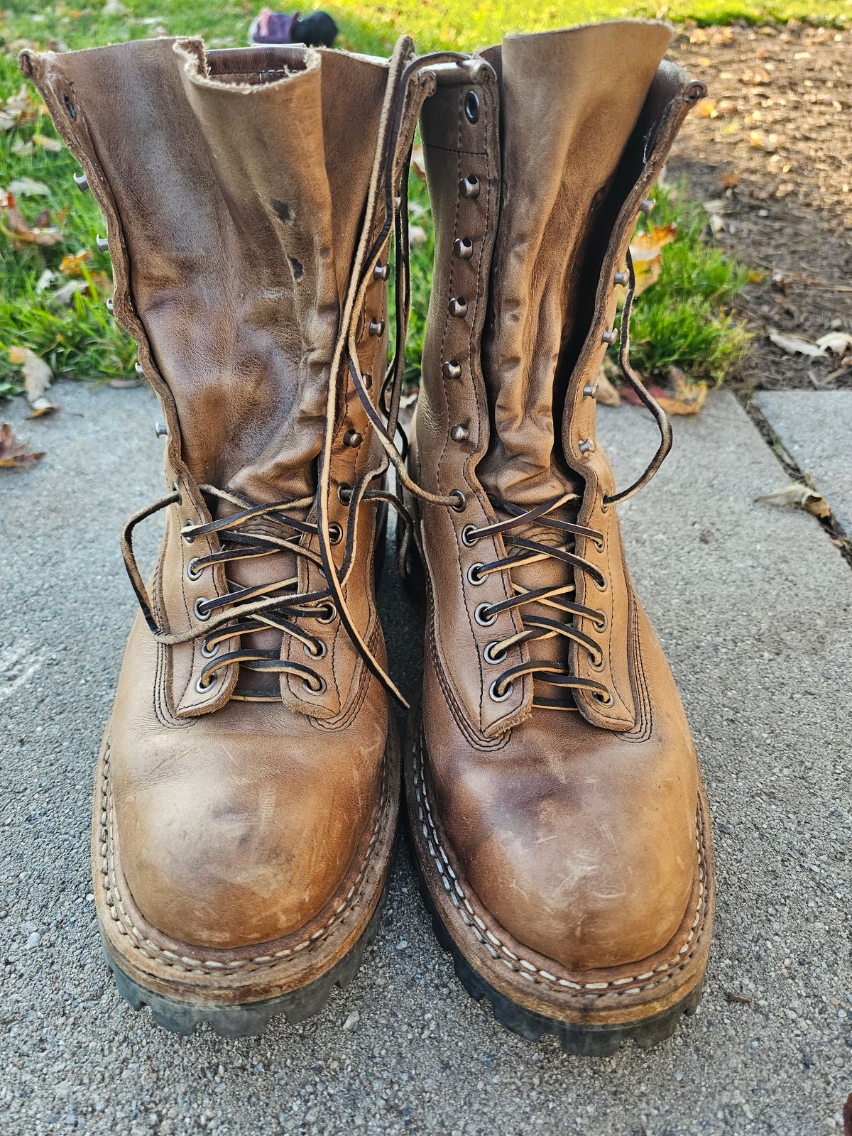 Photo by jho27 on November 5, 2023 of the White's Bounty Hunter in Horween Natural Chromexcel.