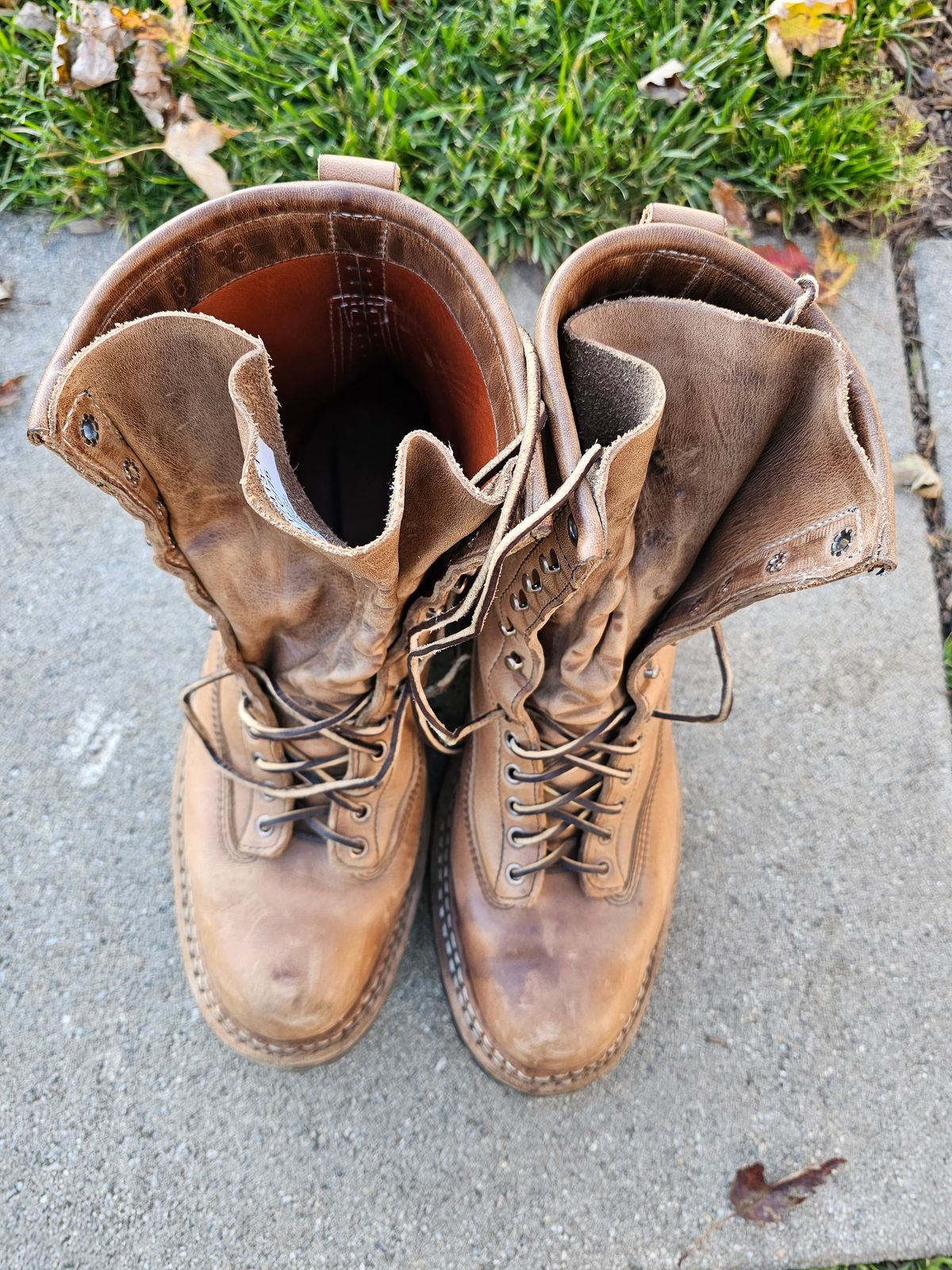 Photo by jho27 on November 5, 2023 of the White's Bounty Hunter in Horween Natural Chromexcel.
