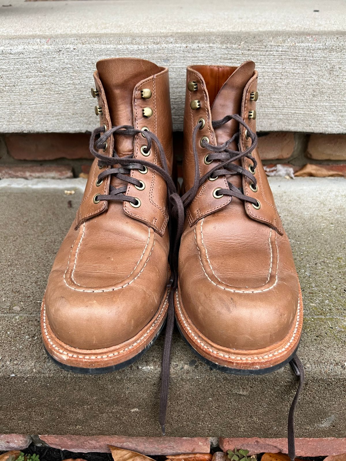 Photo by niko82 on November 1, 2022 of the Grant Stone Brass Boot in Horween Natural Chromexcel.