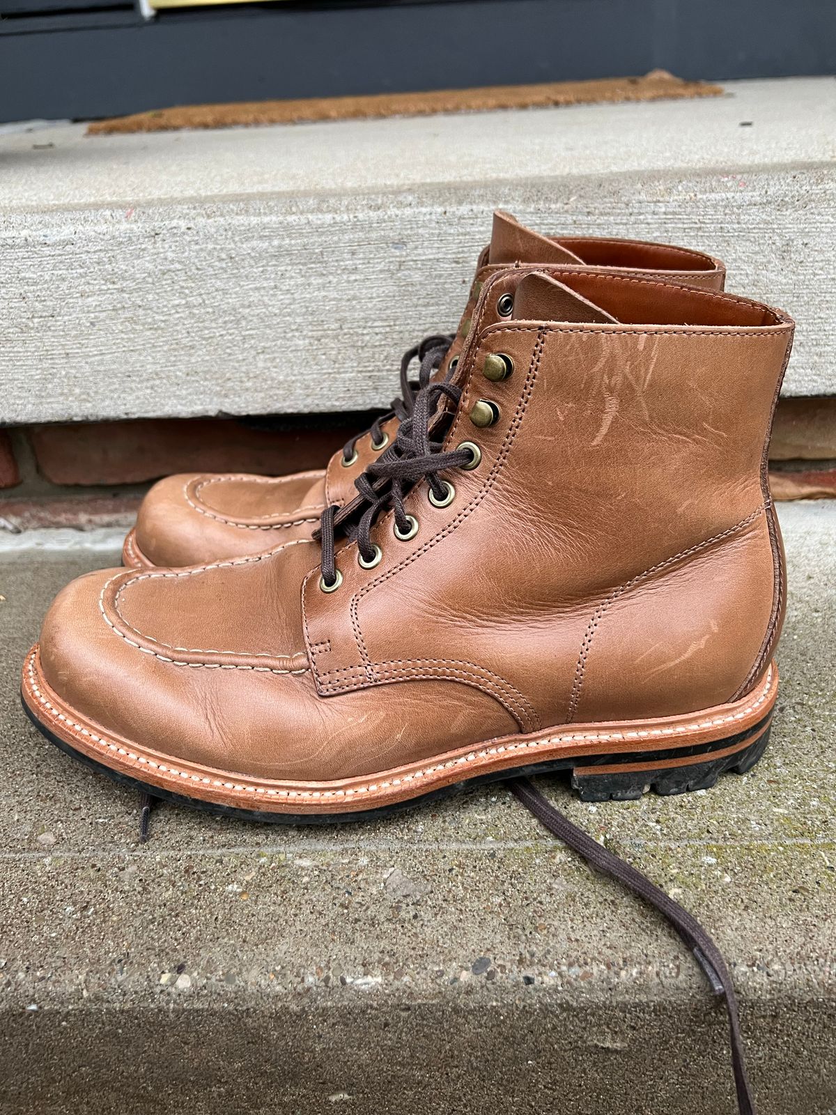 Photo by niko82 on November 1, 2022 of the Grant Stone Brass Boot in Horween Natural Chromexcel.