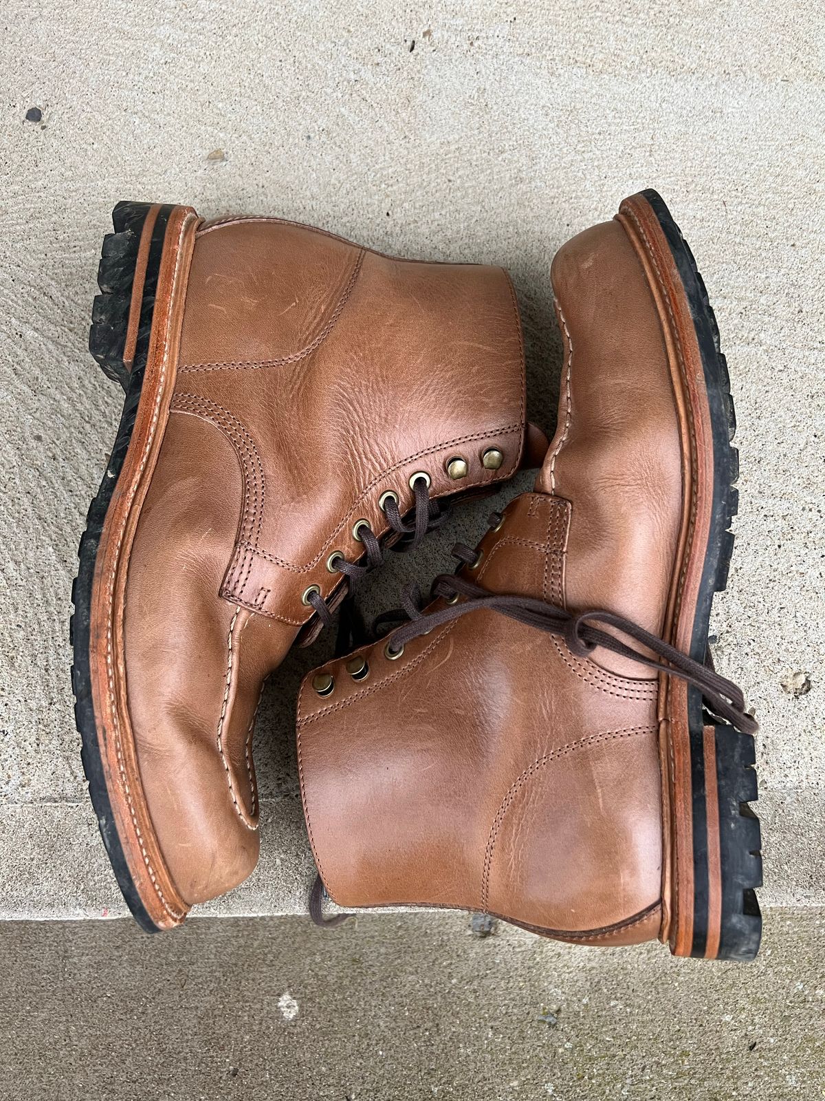 Photo by niko82 on November 1, 2022 of the Grant Stone Brass Boot in Horween Natural Chromexcel.