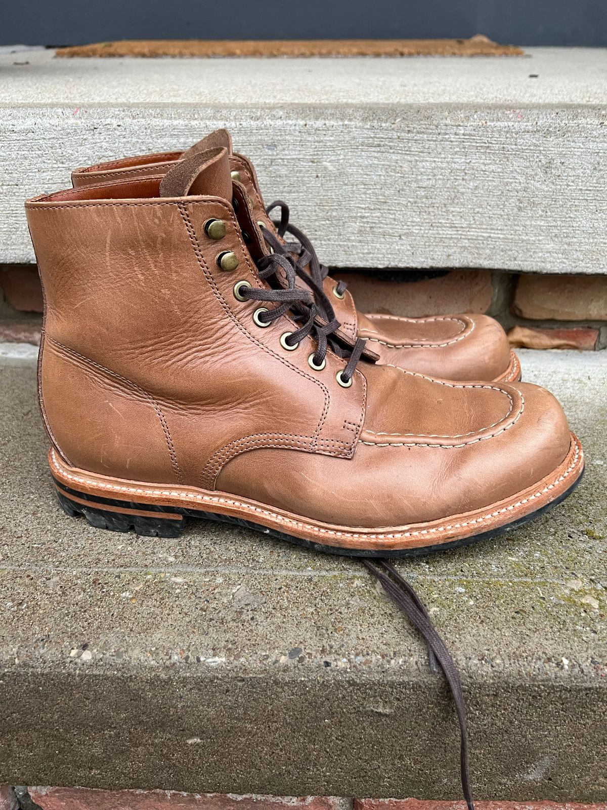 Photo by niko82 on November 1, 2022 of the Grant Stone Brass Boot in Horween Natural Chromexcel.