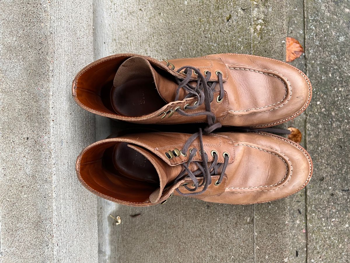 Photo by niko82 on November 1, 2022 of the Grant Stone Brass Boot in Horween Natural Chromexcel.