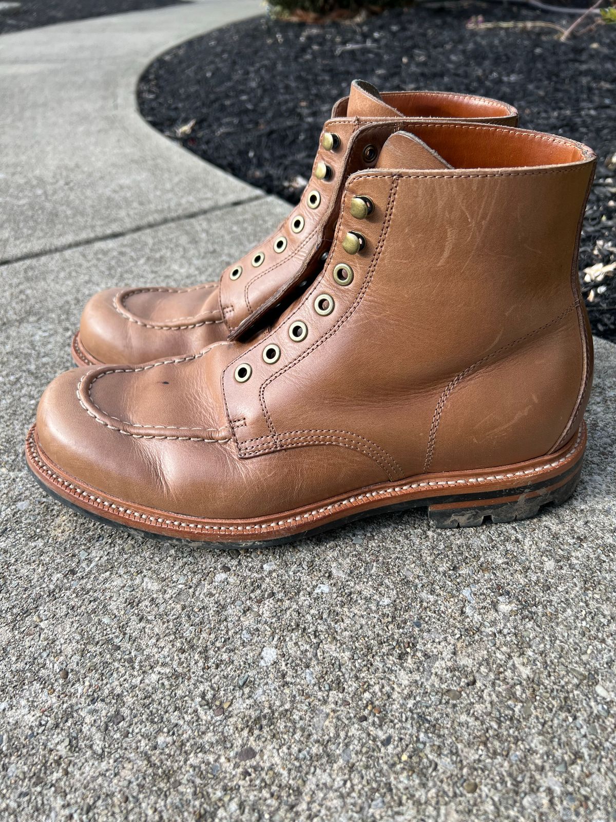 Photo by niko82 on December 1, 2022 of the Grant Stone Brass Boot in Horween Natural Chromexcel.