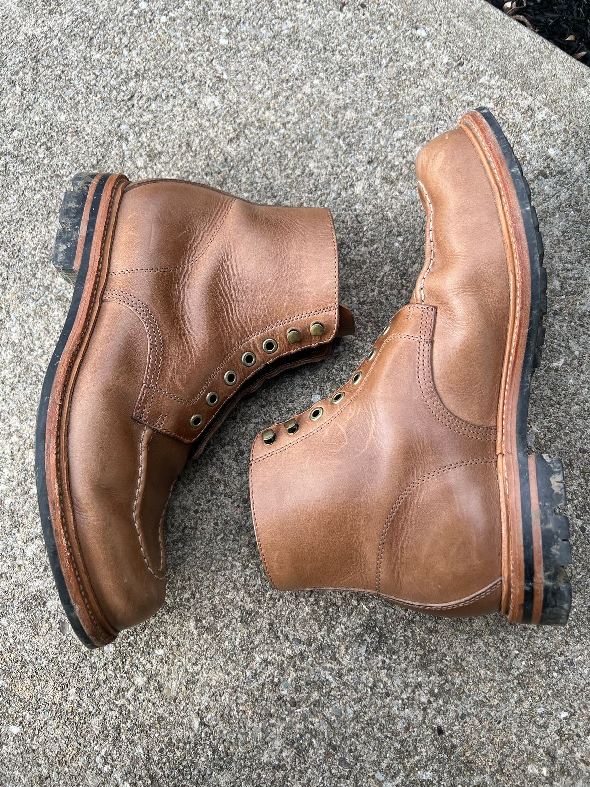 Photo by niko82 on December 1, 2022 of the Grant Stone Brass Boot in Horween Natural Chromexcel.