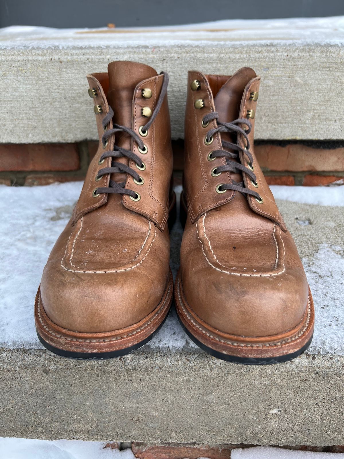 Photo by niko82 on January 1, 2023 of the Grant Stone Brass Boot in Horween Natural Chromexcel.
