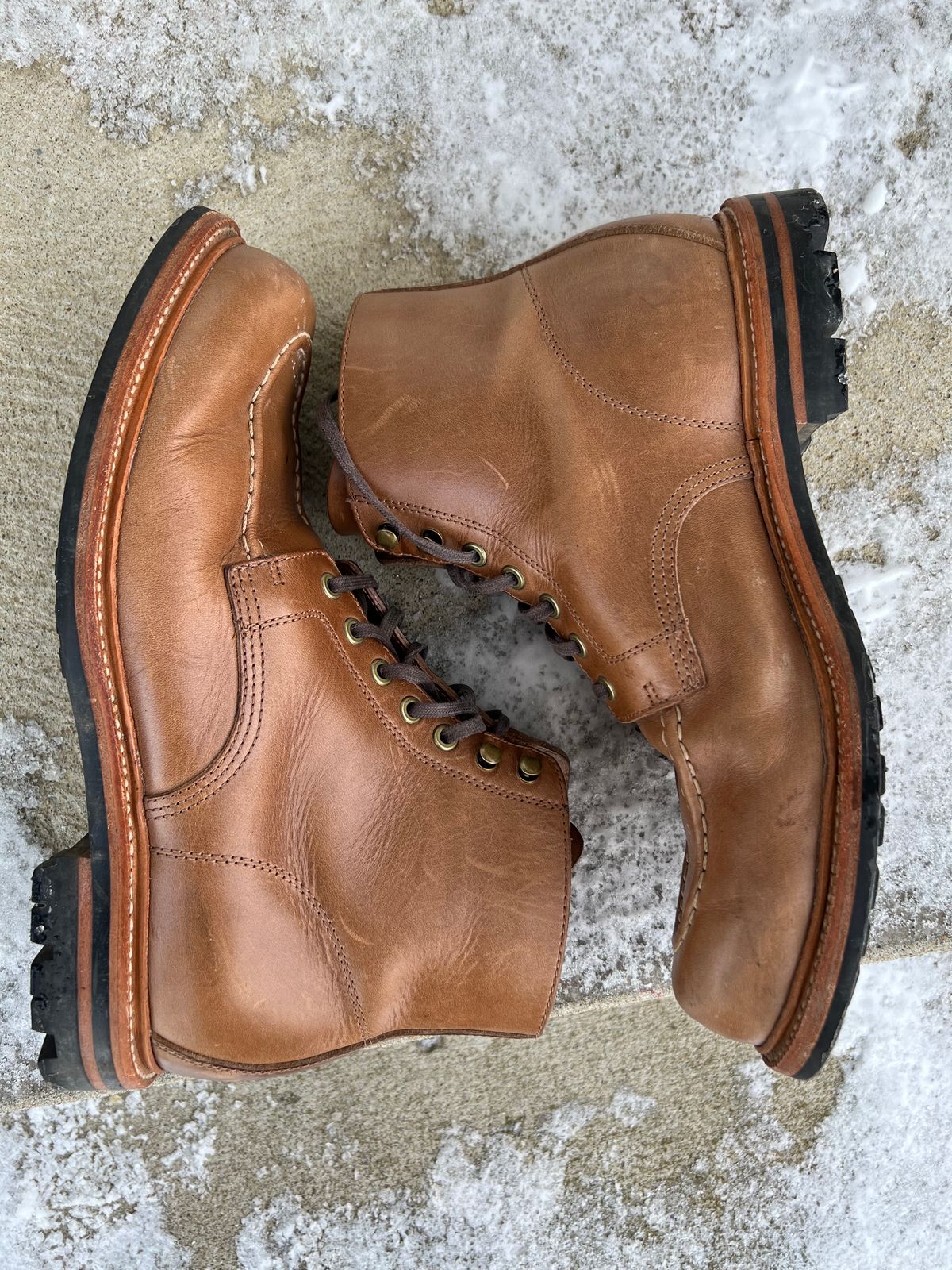 Photo by niko82 on January 1, 2023 of the Grant Stone Brass Boot in Horween Natural Chromexcel.