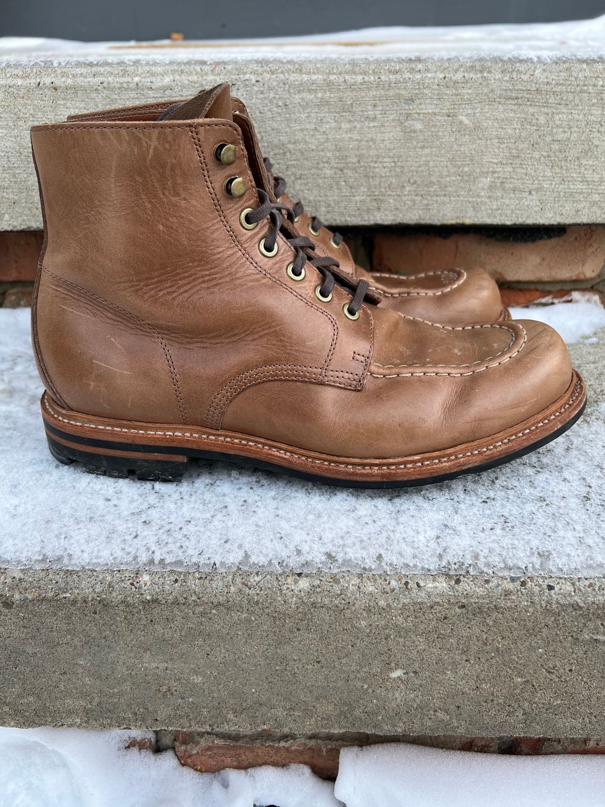 Photo by niko82 on January 1, 2023 of the Grant Stone Brass Boot in Horween Natural Chromexcel.