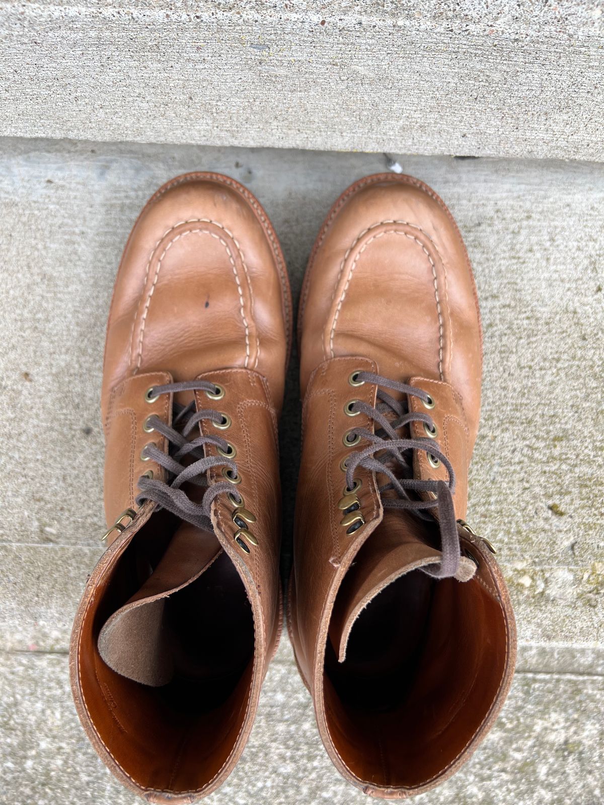 Photo by niko82 on January 1, 2023 of the Grant Stone Brass Boot in Horween Natural Chromexcel.