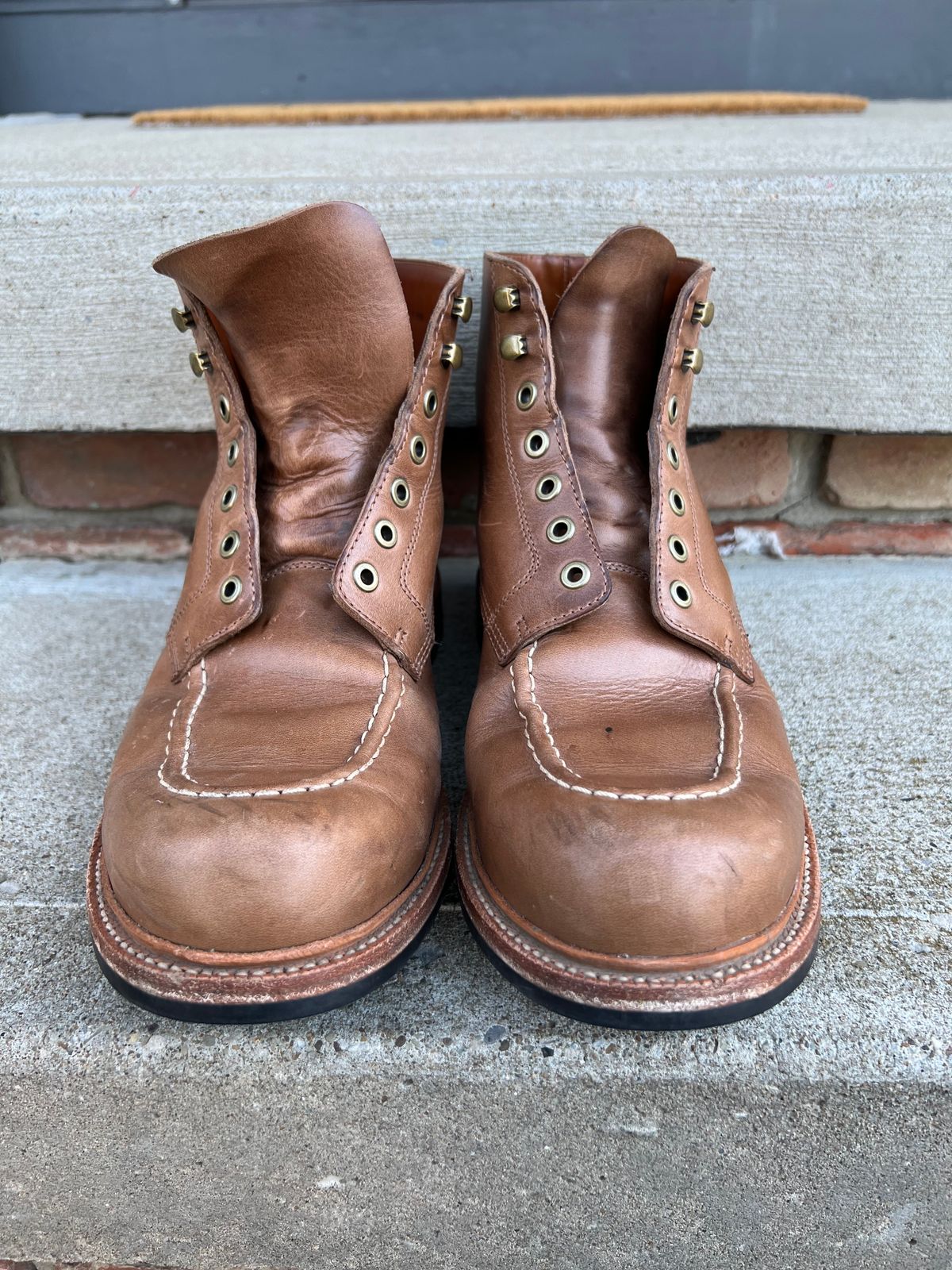 Photo by niko82 on February 2, 2023 of the Grant Stone Brass Boot in Horween Natural Chromexcel.