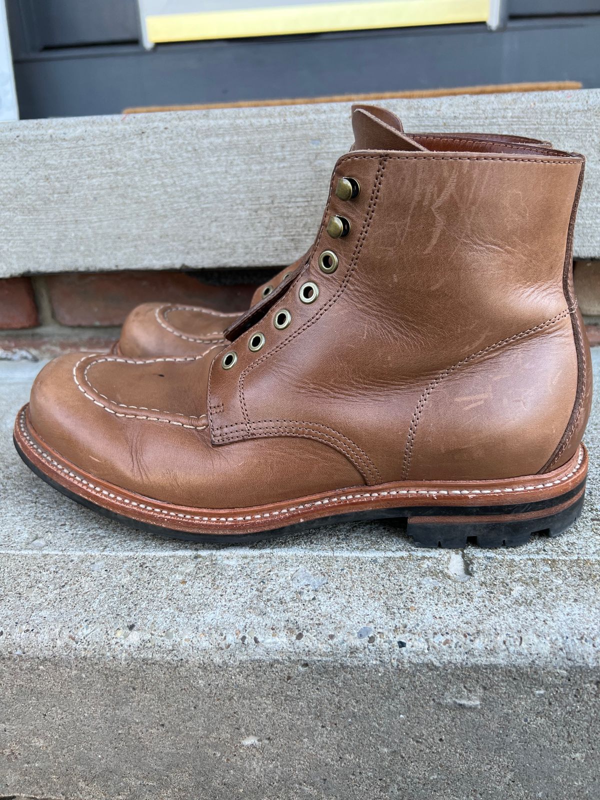 Photo by niko82 on February 2, 2023 of the Grant Stone Brass Boot in Horween Natural Chromexcel.