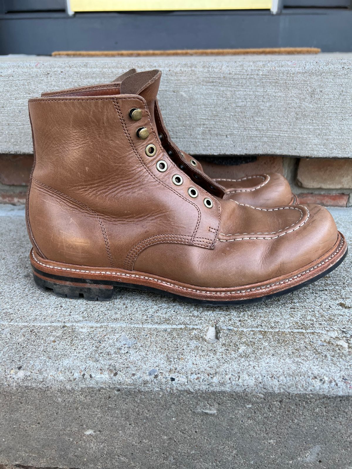 Photo by niko82 on February 2, 2023 of the Grant Stone Brass Boot in Horween Natural Chromexcel.