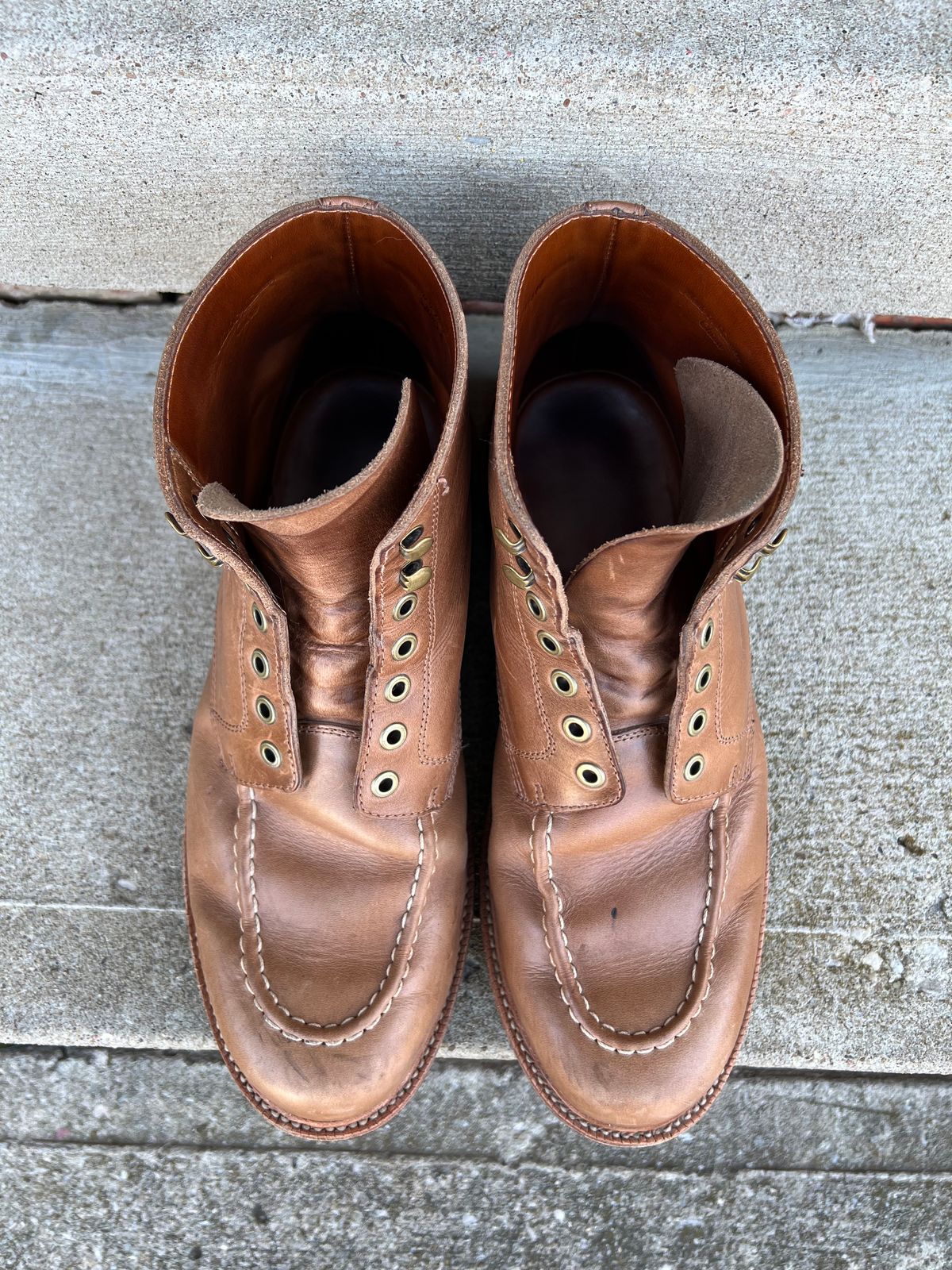 Photo by niko82 on February 2, 2023 of the Grant Stone Brass Boot in Horween Natural Chromexcel.