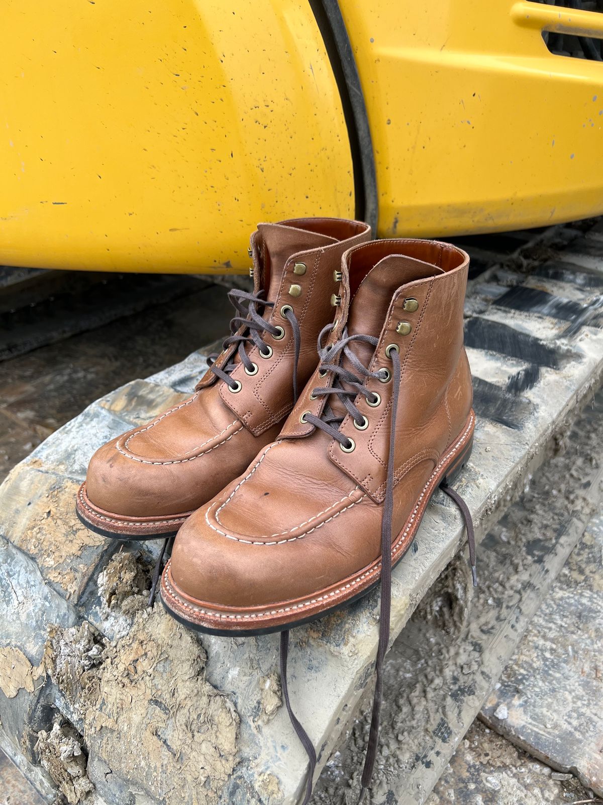 Photo by niko82 on March 4, 2023 of the Grant Stone Brass Boot in Horween Natural Chromexcel.