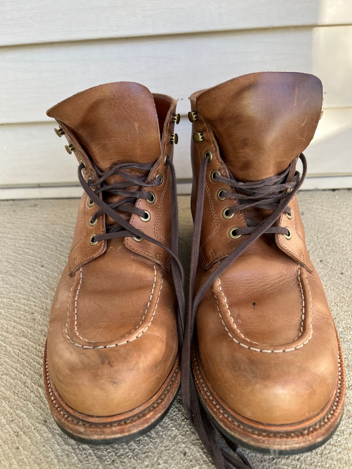Photo by niko82 on March 4, 2023 of the Grant Stone Brass Boot in Horween Natural Chromexcel.