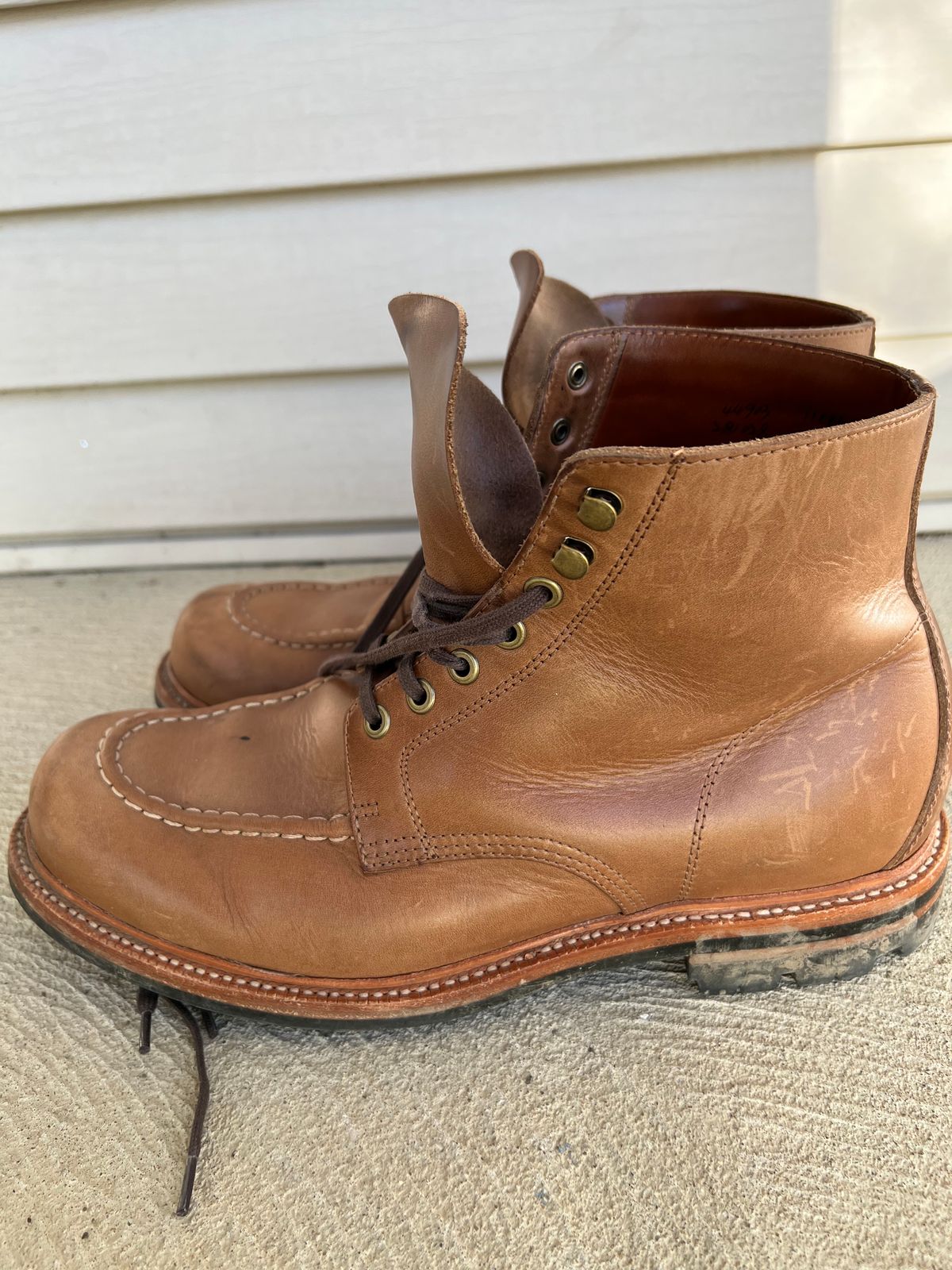 Photo by niko82 on March 4, 2023 of the Grant Stone Brass Boot in Horween Natural Chromexcel.