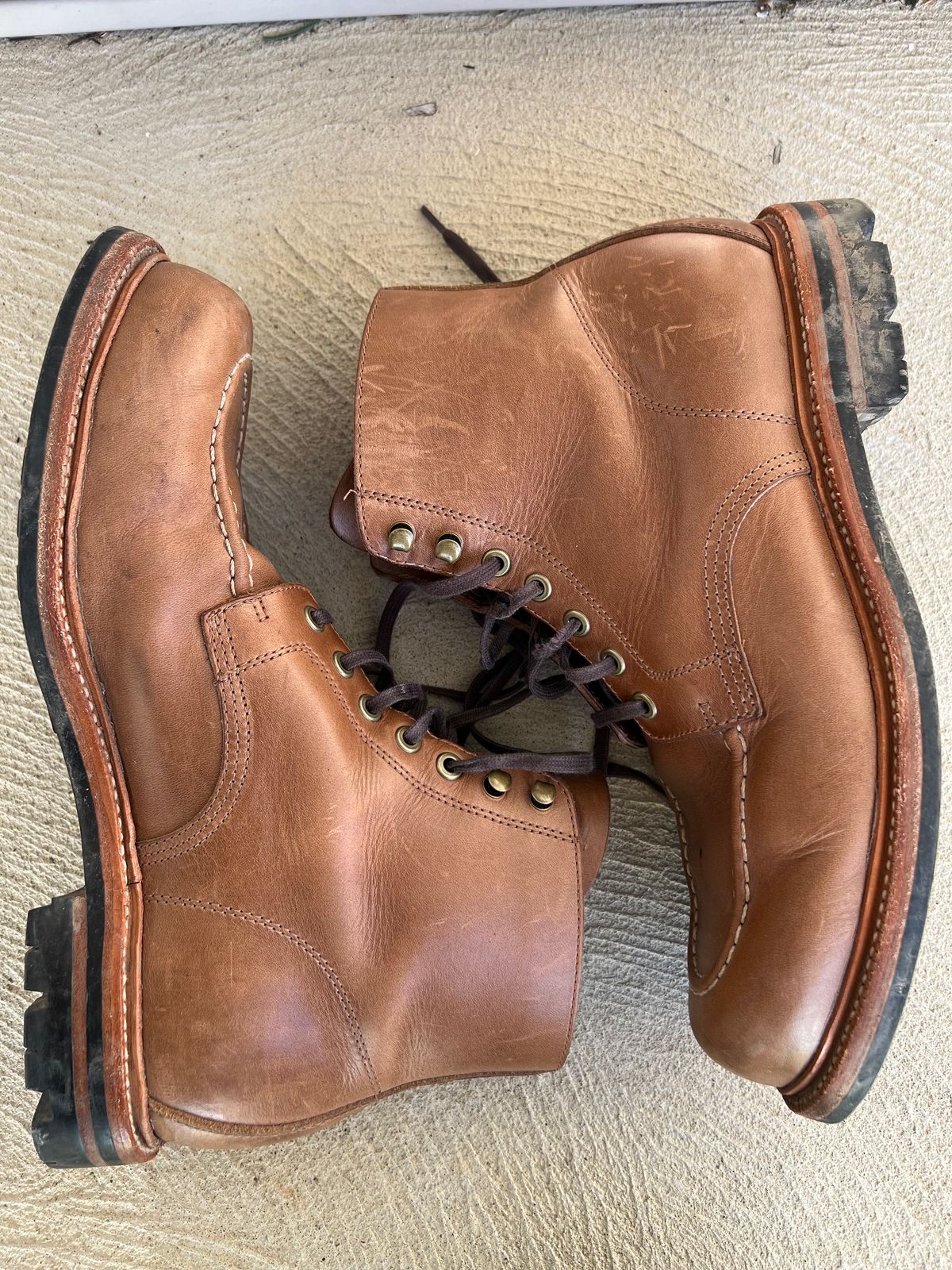 Photo by niko82 on March 4, 2023 of the Grant Stone Brass Boot in Horween Natural Chromexcel.