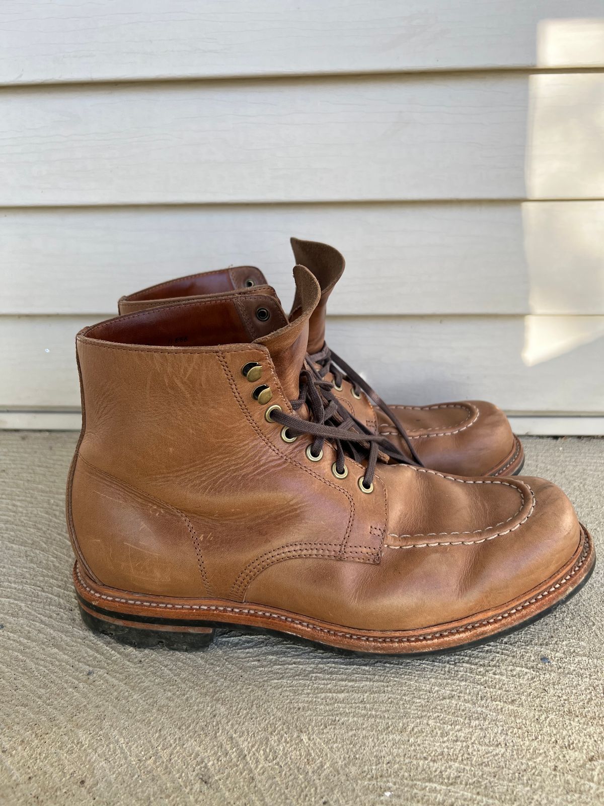 Photo by niko82 on March 4, 2023 of the Grant Stone Brass Boot in Horween Natural Chromexcel.