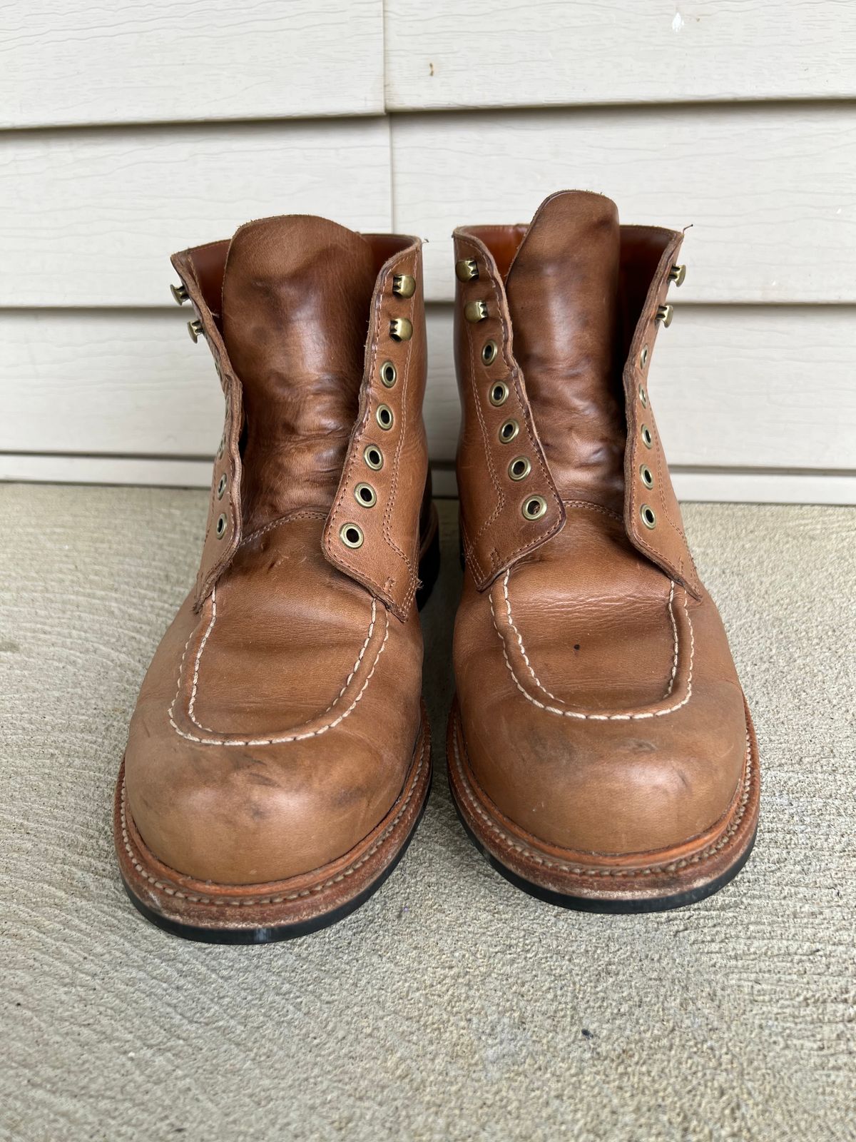 Photo by niko82 on April 1, 2023 of the Grant Stone Brass Boot in Horween Natural Chromexcel.