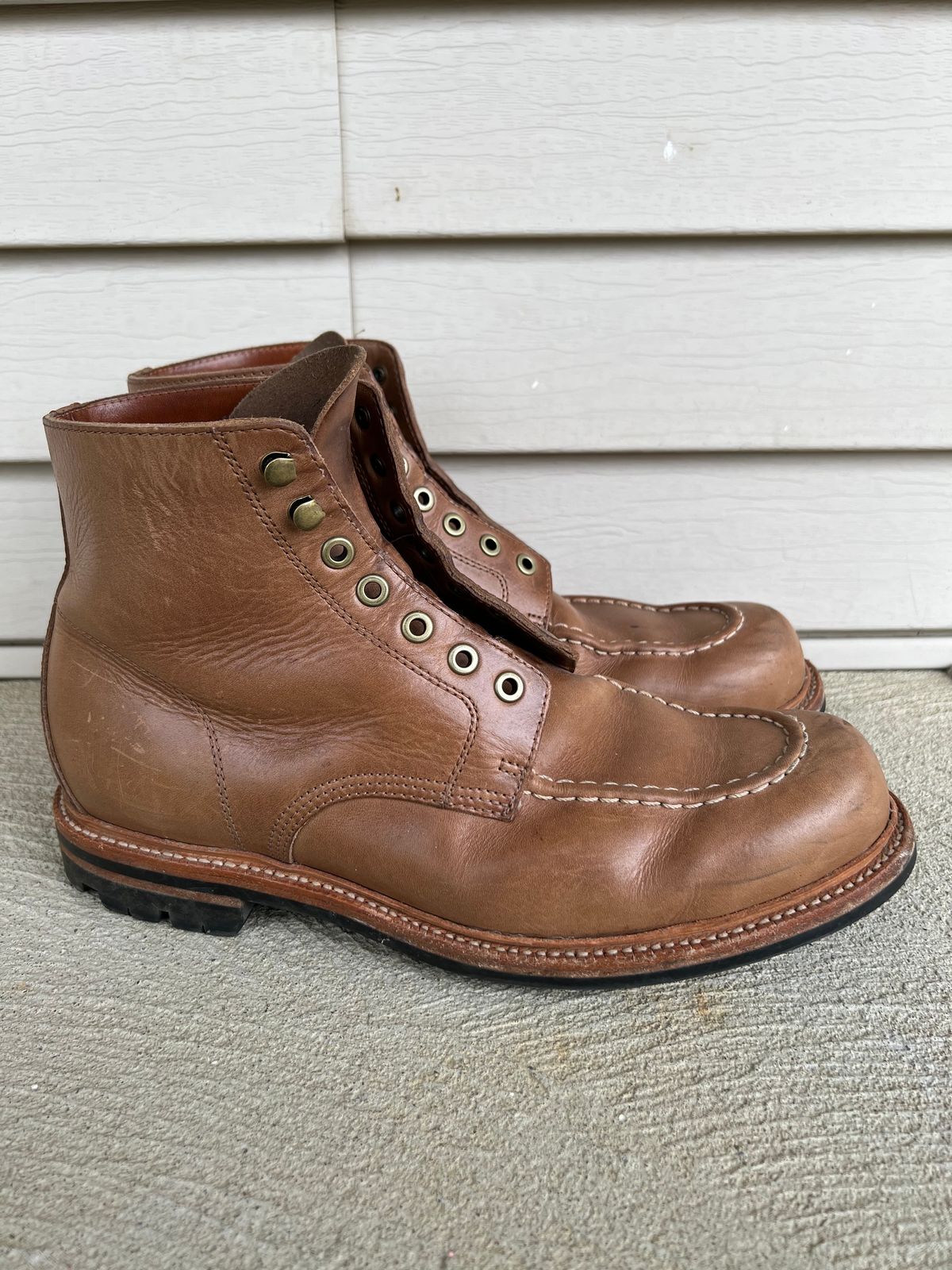 Photo by niko82 on April 1, 2023 of the Grant Stone Brass Boot in Horween Natural Chromexcel.