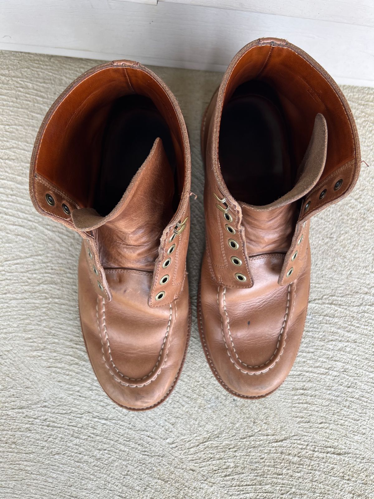 Photo by niko82 on April 1, 2023 of the Grant Stone Brass Boot in Horween Natural Chromexcel.