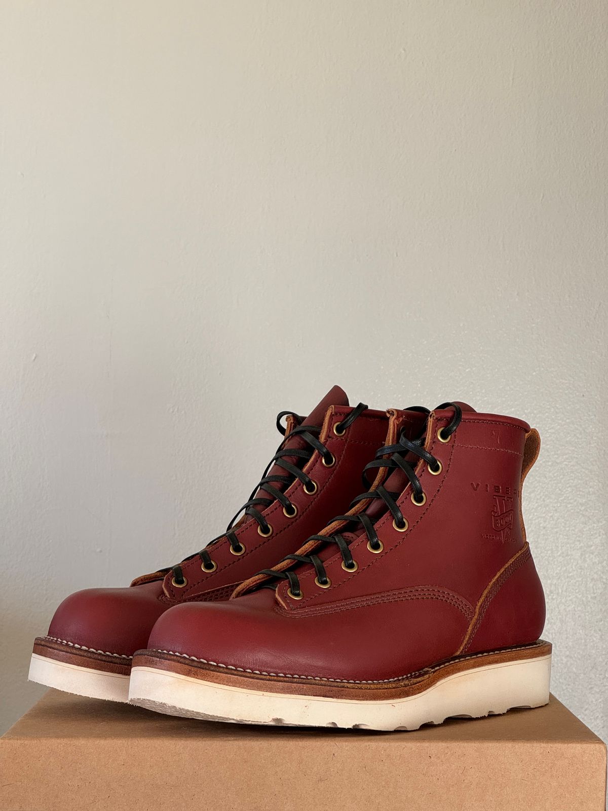 Photo by martin on November 2, 2023 of the Viberg Rigger in Seidel Red Dog Oil Tan.