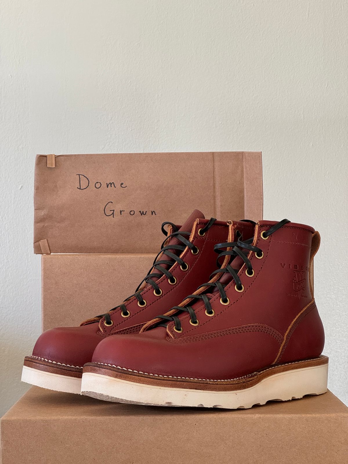 Photo by martin on November 2, 2023 of the Viberg Rigger in Seidel Red Dog Oil Tan.