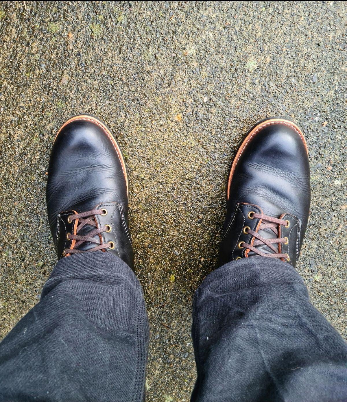 Photo by BCLEATHERGOODS on December 27, 2021 of the Red Wing Blacksmith in S.B. Foot Black Harness.
