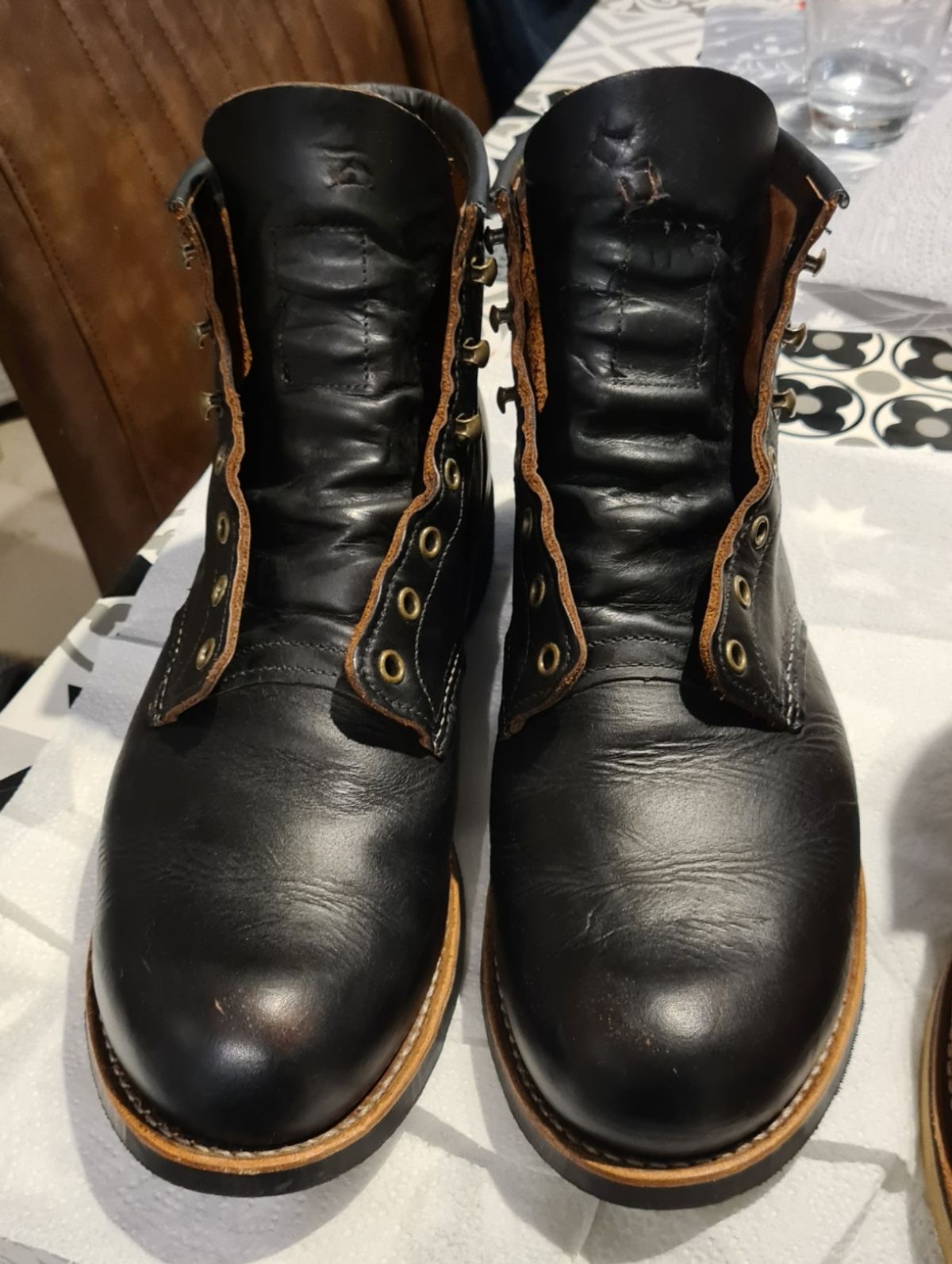 Photo by BCLEATHERGOODS on February 16, 2022 of the Red Wing Blacksmith in S.B. Foot Black Harness.