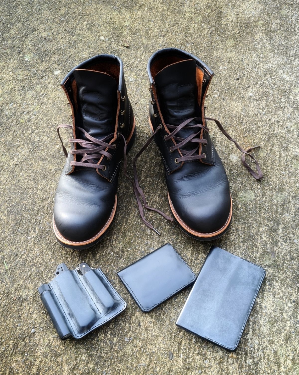 Photo by BCLEATHERGOODS on November 9, 2021 of the Red Wing Blacksmith in S.B. Foot Black Harness.