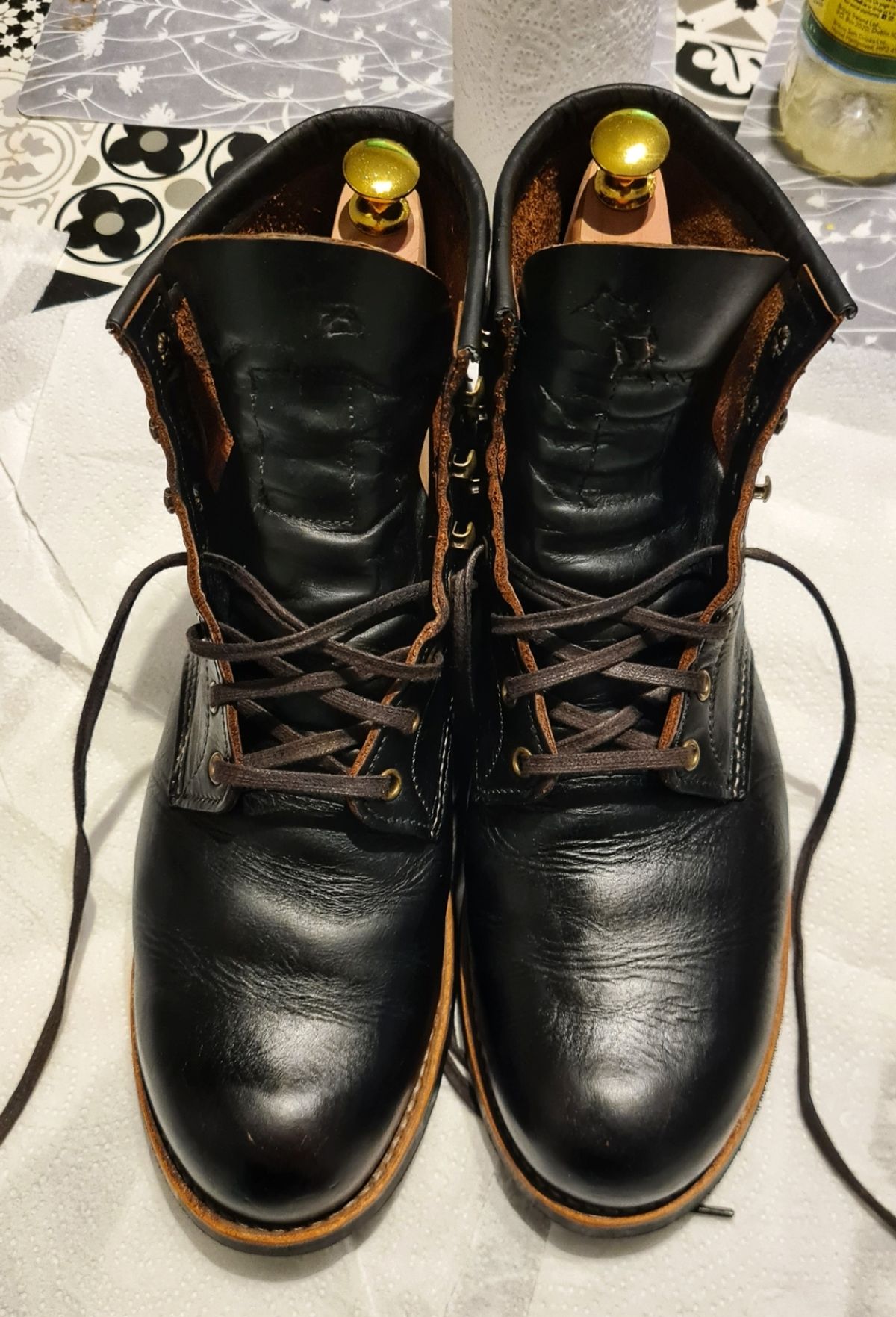 Photo by BCLEATHERGOODS on February 16, 2022 of the Red Wing Blacksmith in S.B. Foot Black Harness.