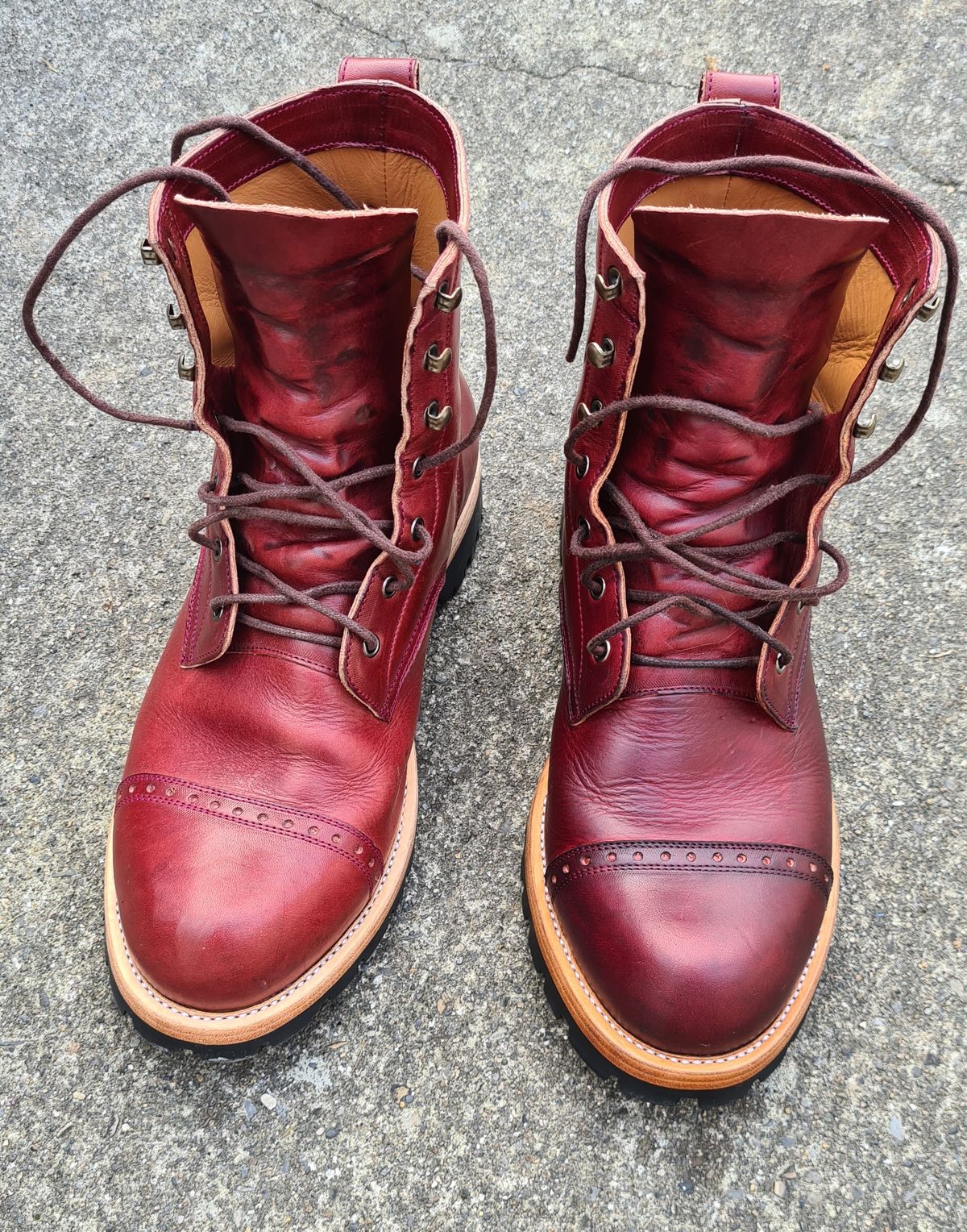 Photo by BCLEATHERGOODS on December 11, 2022 of the Imperium Hawke in Wickett & Craig Burgundy Traditional Harness.