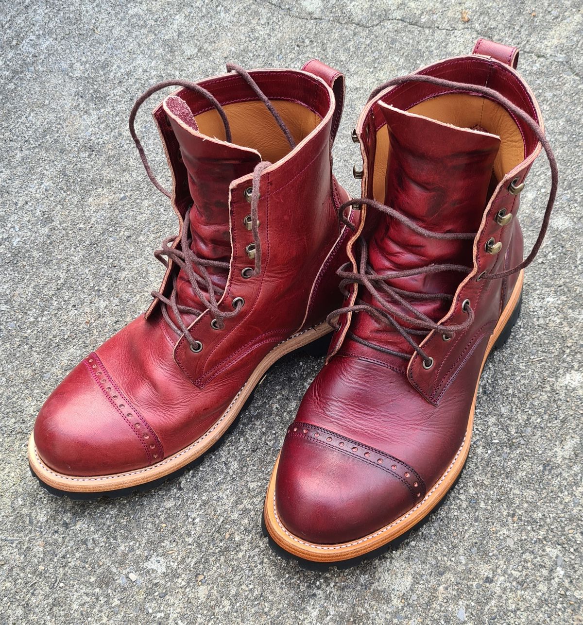 Photo by BCLEATHERGOODS on December 11, 2022 of the Imperium Hawke in Wickett & Craig Burgundy Traditional Harness.