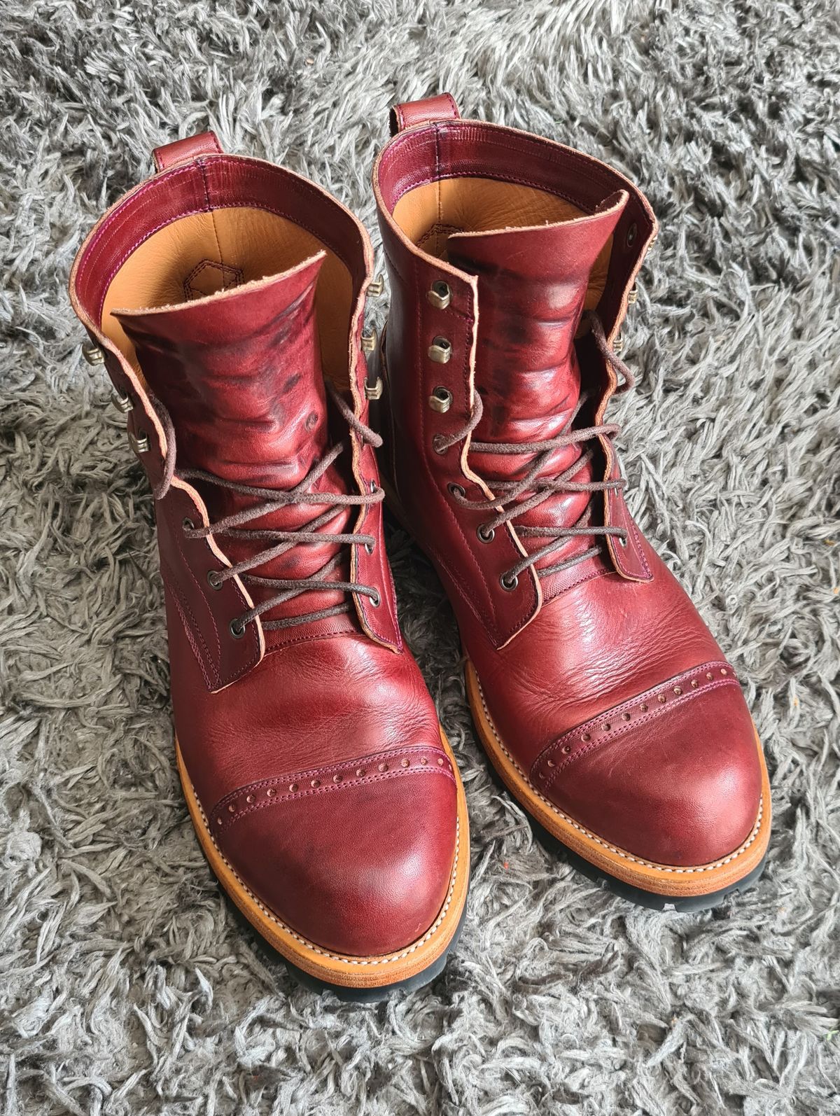 Photo by BCLEATHERGOODS on April 10, 2023 of the Imperium Hawke in Wickett & Craig Burgundy Traditional Harness.