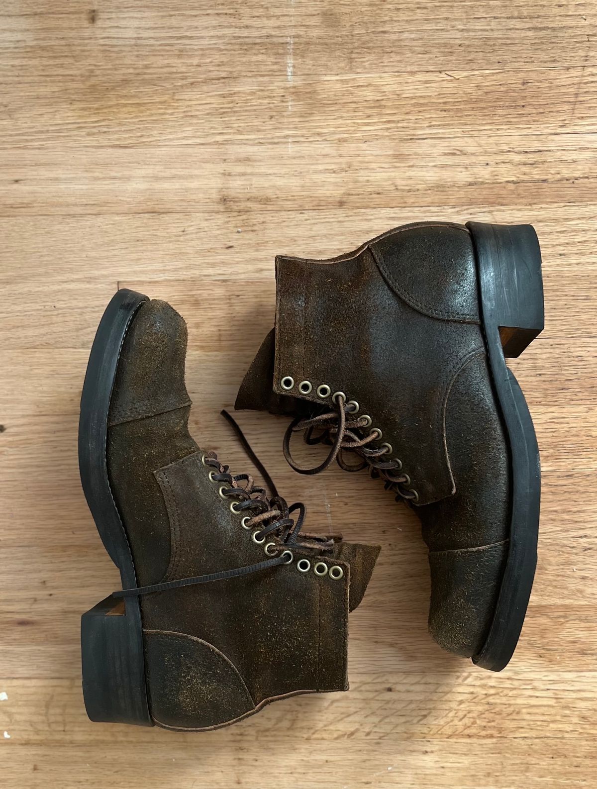 Photo by cr_aig1980 on December 3, 2023 of the Kreosote Nail Shank-2 in Wickett & Craig Russet Harness with Kustom Color Treatment.