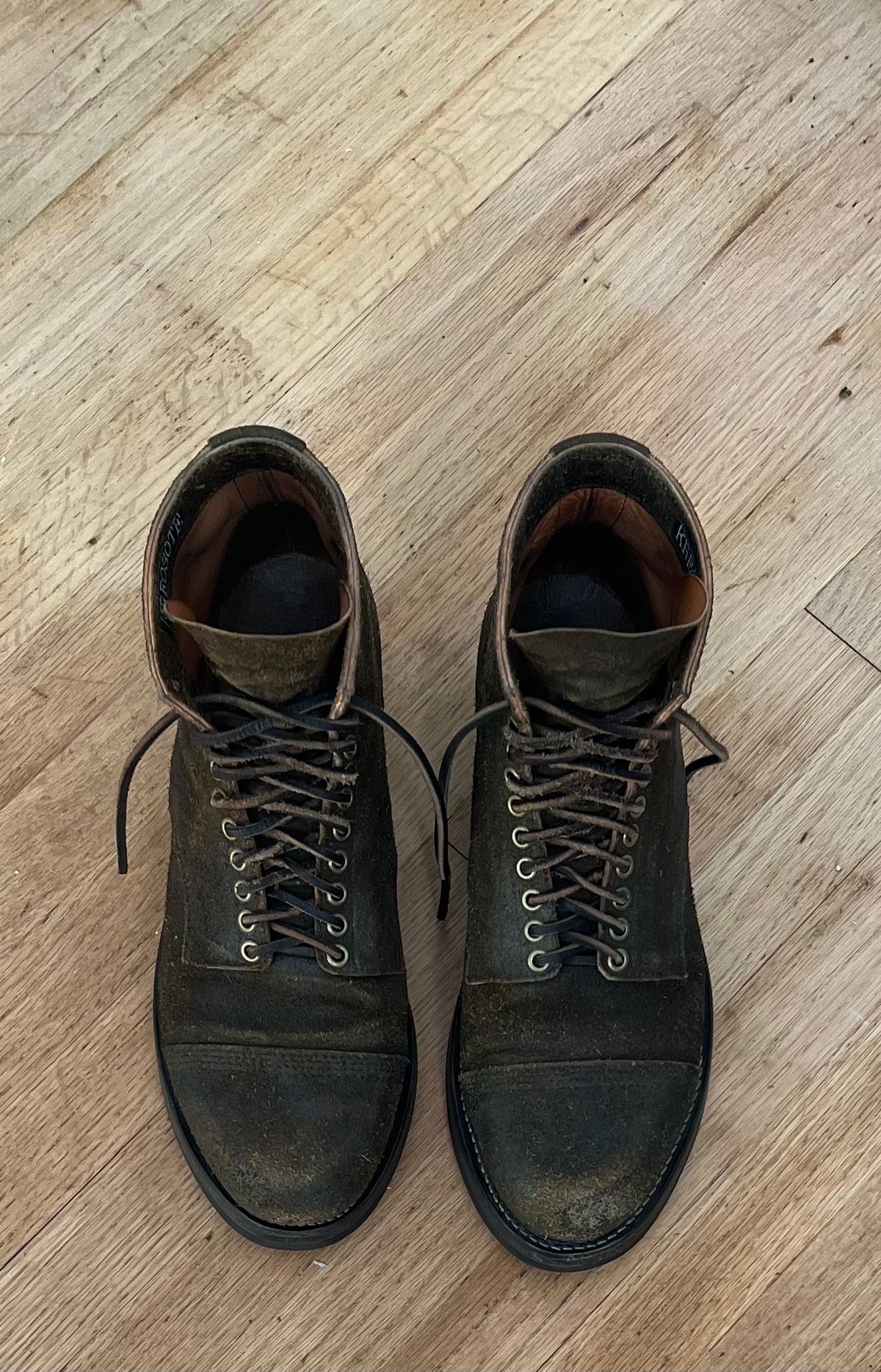 Photo by cr_aig1980 on December 3, 2023 of the Kreosote Nail Shank-2 in Wickett & Craig Russet Harness with Kustom Color Treatment.