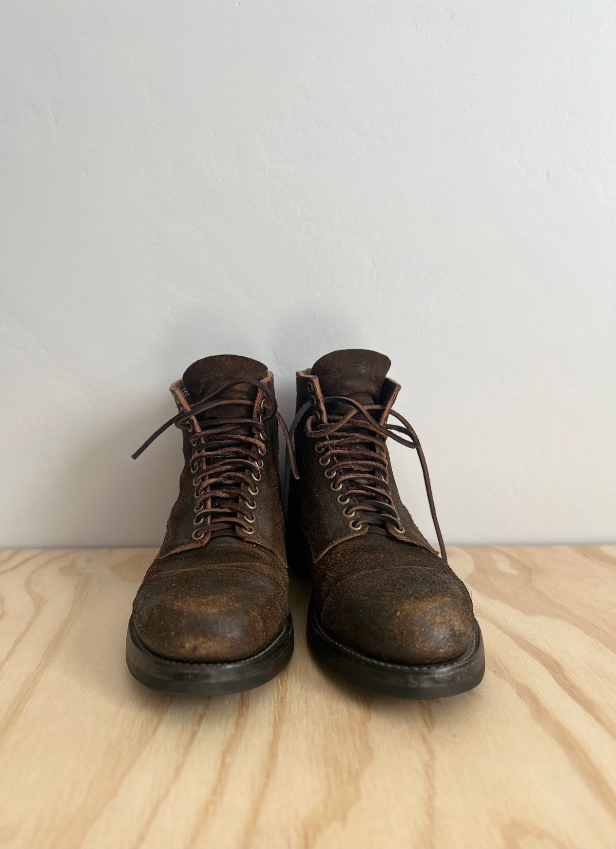 Photo by cr_aig1980 on December 4, 2023 of the Kreosote Nail Shank-2 in Wickett & Craig Russet Harness with Kustom Color Treatment.